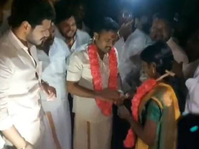 A Vijay Fan Gets Engaged In A Theatre Screening Leo In Pudukottai; Watch A Vijay Fan Gets Engaged In A Theatre Screening Leo In Pudukottai; Watch