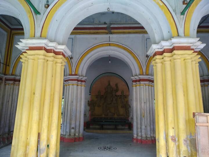 এই পরিবারের একসময় পানপাতা ও লবণের ব্যবসা ছিল। দামোদর পথে চলত বাণিজ্য। একসময়ের বনেদিয়ানা এখন অতীত। কলকাতা থেকে সড়কপথে এলে বড়শুল মোড় বা জাতীয় সড়ক থেকে শক্তিগড় স্টেশন যাওয়ার জন্য জাতীয় সড়ক থেকে নেমে প্রায় দেড় কিলোমিটার গিয়ে ডানদিকে বাঁক নিয়ে গলি রাস্তা ধরলেই পৌঁছে যাওয়া যাবে 'দে' বাড়িতে।