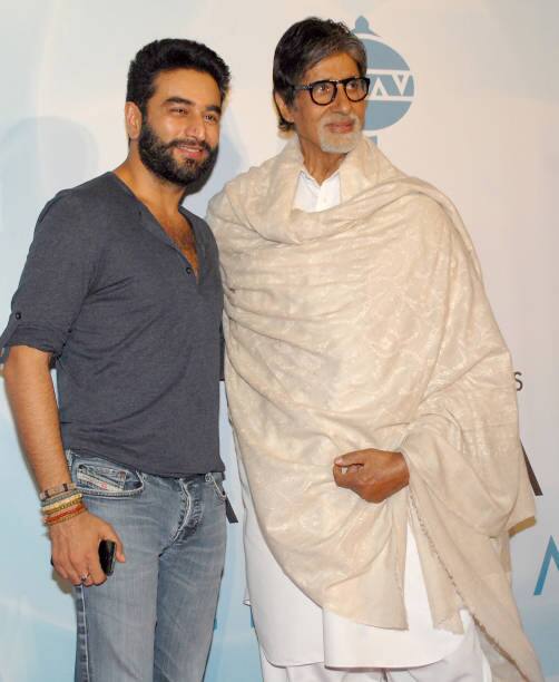 ਉਸ ਸਮੇਂ ਅਮਿਤਾਭ ਦੀ ਹਾਲਤ ਇੰਨੀ ਖਰਾਬ ਹੋ ਗਈ ਸੀ ਕਿ ਉਹ ਠੀਕ ਤਰ੍ਹਾਂ ਨਾਲ ਚੱਲ ਵੀ ਨਹੀਂ ਪਾ ਰਹੇ ਸਨ। ਉਸ ਸਮੇਂ ਨਿਰਦੇਸ਼ਕ ਮਨਮੋਹਨ ਦੇਸਾਈ ਨੇ ਉਨ੍ਹਾਂ ਦਾ ਸਾਥ ਦਿੱਤਾ।