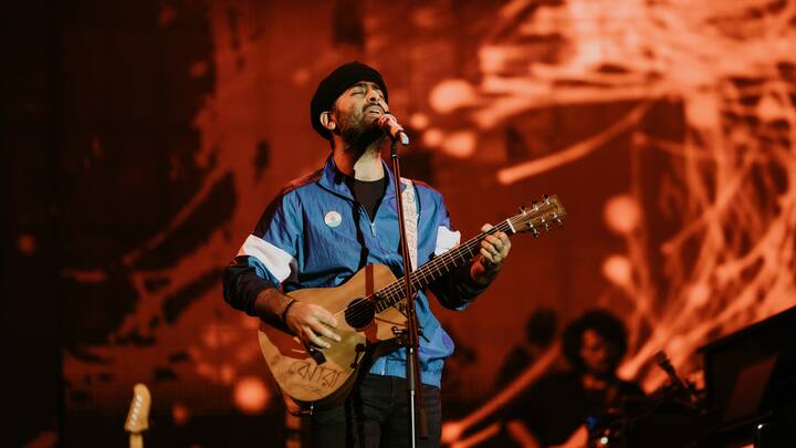 अपनी सुरीली आवाज से गानों में चार चांद लगाने वाले अरिजीत सिंह आज किसी पहचान के मोहताज नहीं है. सिंगर ने सालों की मेहनत के बाद इंडस्ट्री में खुद की खास पहचान बनाई है.