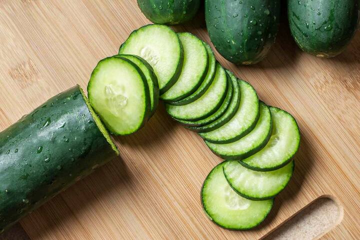 Side Effects of Cucumber: કાકડીની અંદર રહેલા બીજ કબજિયાતને રોકવામાં મદદ કરે છે. કાકડીમાં પર્યાપ્ત માત્રામાં પાણી હોય છે જે તમારા પેટને સ્વસ્થ રાખે છે.