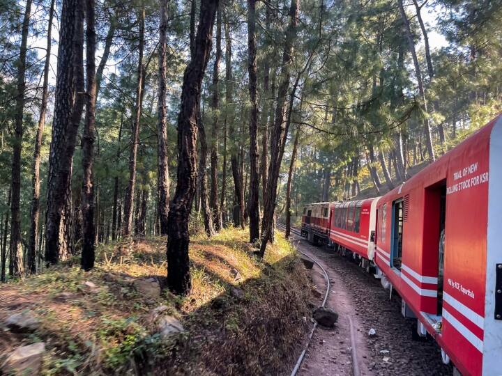 Kashmir gets first Vistadome coach in Budgam-Banihal train Rail Minister Ashwini Vaishnaw flagged off  ann कश्मीर की वादियों का ट्रेन में बैठे-बैठे उठा सकेंगे लुत्फ, घाटी में रेलवे ने पर्यटकों को दिया ये खास तोहफा