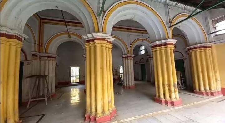 একটা মত, এই পরিবারের পূর্বপুরুষদের কেউ স্বপ্নাদেশ পেয়ে হরগৌরীর আরাধনা শুরু করেন। আর একটা মত হচ্ছে, একসময় এই জমিদার বাড়িতে সাধুসন্তরা এসে থাকতেন। কথিত আছে, জমিদার গৌরপ্রসাদ দে-র আমলে তেমনই কোনও সাধু এসে ঝোলা থেকে বেশ কয়েকটি ছবি বের করেছিলেন। তারপর পরিবারের এক শিশুকন্যার চোখ বেঁধে একটি ছবি বেছে নিতে বলেছিলেন তাঁরা। সেই শিশুকন্যা হরগৌরীর ছবিটি তুলেছিল। তখন থেকেই হরগৌরীর পুজো শুরু হয় এখানে।