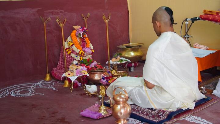 রামকৃষ্ণ মঠ ও রামকৃষ্ণ মিশন বেলুড় মঠে এদিন হয়েছে কল্পারম্ভ পুজো। সমস্ত রীতি-নীতি এবং নিয়ম মেনে দেবী পূজিতা হন বেলুড় মঠে।