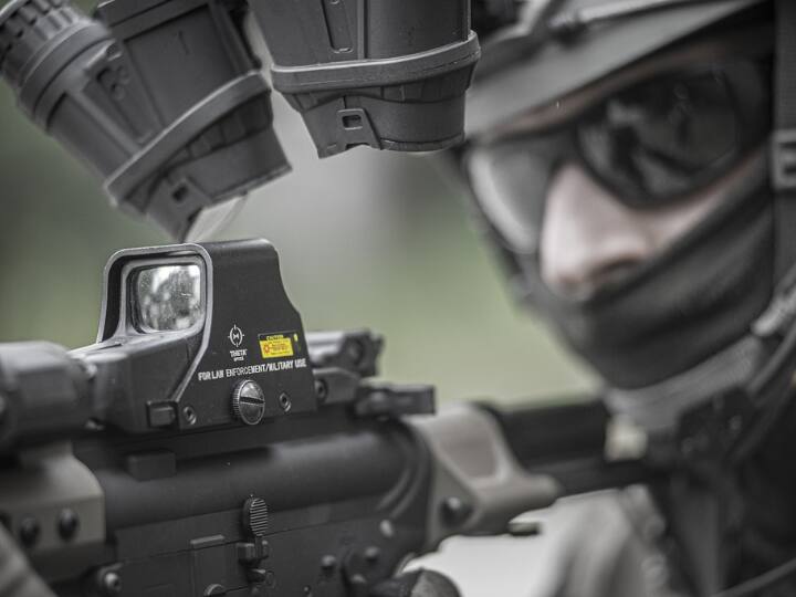 आपको जानकर हैरानी होगी, लेकिन ये सच है कि एक मार्कोस कमांडो बनाने के लिए एक साधारण जवान को 3 साल की असाधारण ट्रेनिंग दी जाती है.