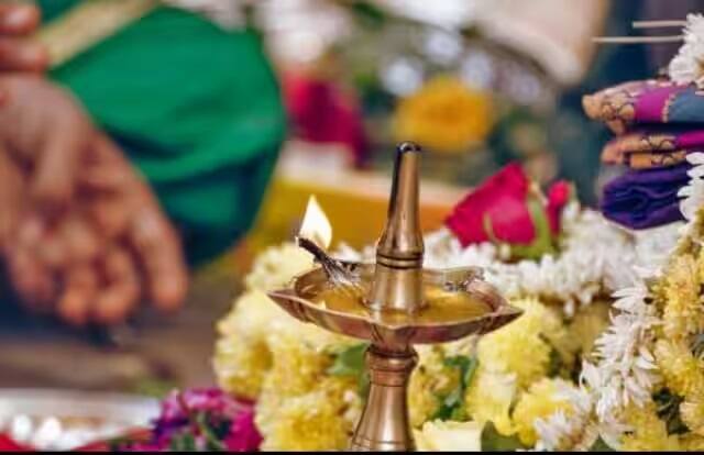 ગુરુવારના ઉપાય-બ્રહ્મ મુહૂર્તમાં ઉઠો અને સ્નાન કરો,સ્નાન સમયે 'ઓમ બ્રી બૃહસ્પતે નમઃ' નો જાપ કરો,ગુરુના કોઈપણ પ્રકારના દોષને દૂર કરવા માટે તમારે નહાવાના પાણીમાં એક ચપટી હળદર નાખીને ગુરુવારે સ્નાન કરવું જોઈએ.સ્નાન કરતી વખતે 