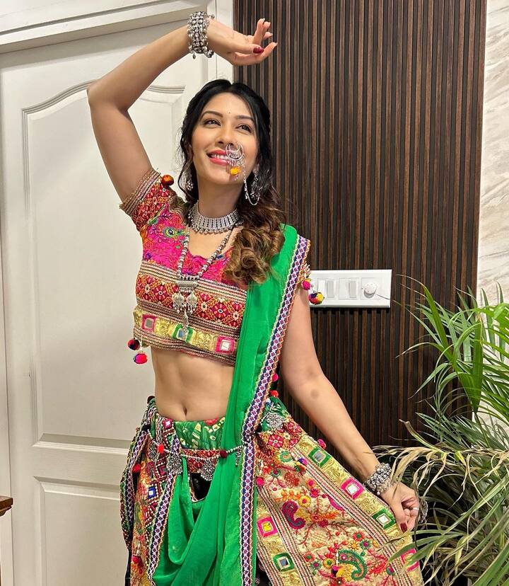 એક્ટ્રેસ સોશિયલ મીડિયામાં ખૂબ એક્ટિવ છે. અલગ-અલગ અંદાજમાં દરરોજ શાનદાર તસવીરો શેર કરે છે.