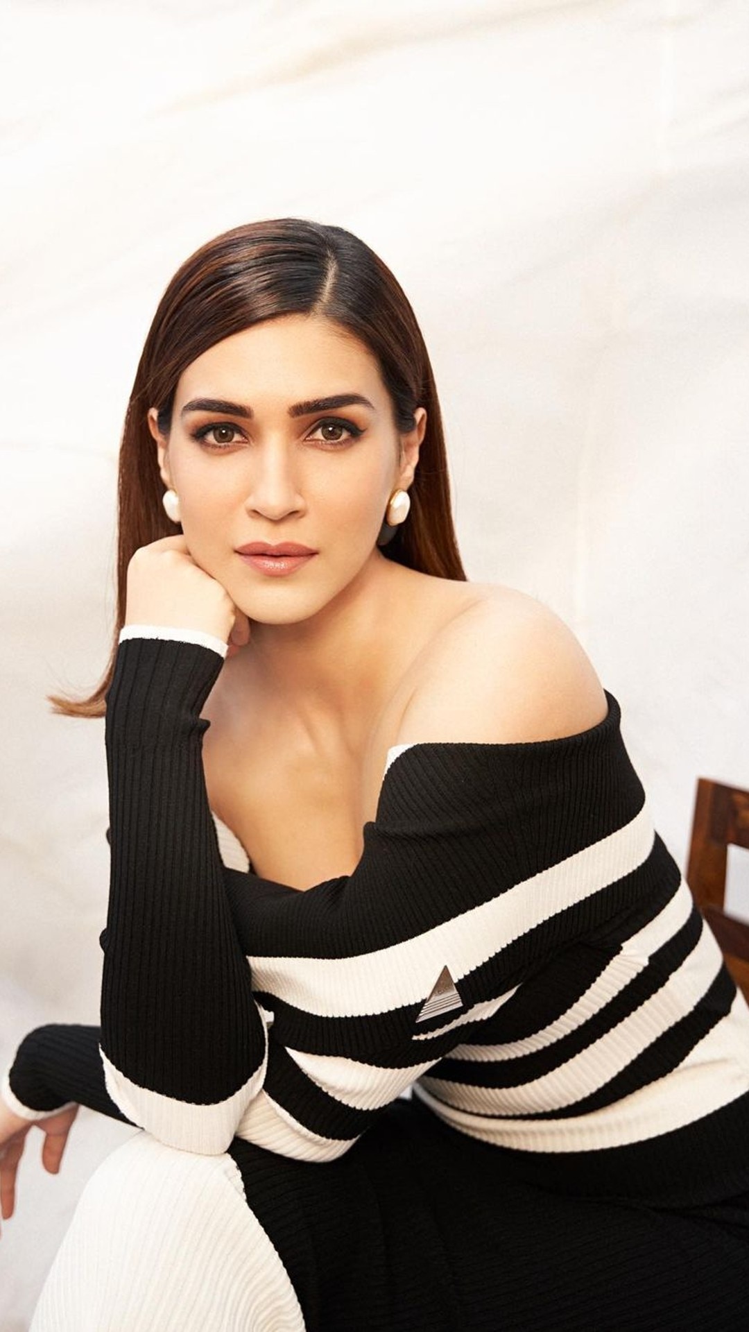 Kriti Sanon In A Black And Blue Gown At The Zee Cine Awards 2019 -  Boldsky.com
