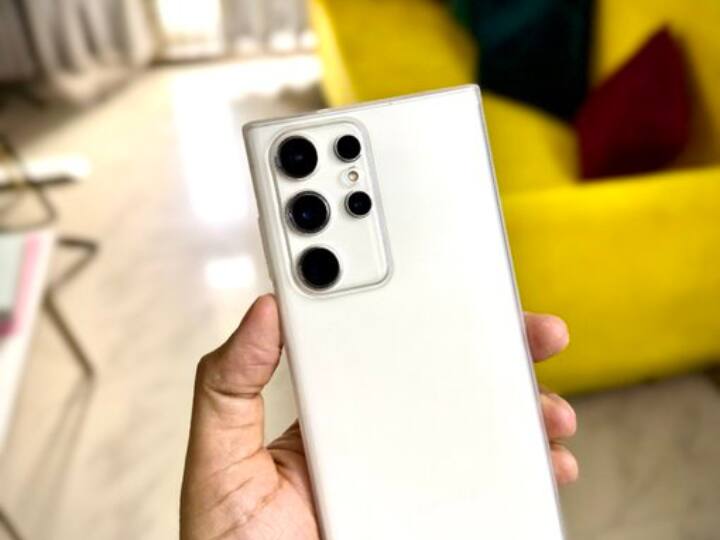 सैमसंग गैलेक्सी s23 अल्ट्रा एक ऐसा प्रीमियम फोन है जिसमें आपको सब कुछ बढ़िया मिलता है. फिर चाहे बैटरी हो, परफॉर्मेंस हो या कैमरा. इस फोन की कीमत 1,04,999 रुपये है.