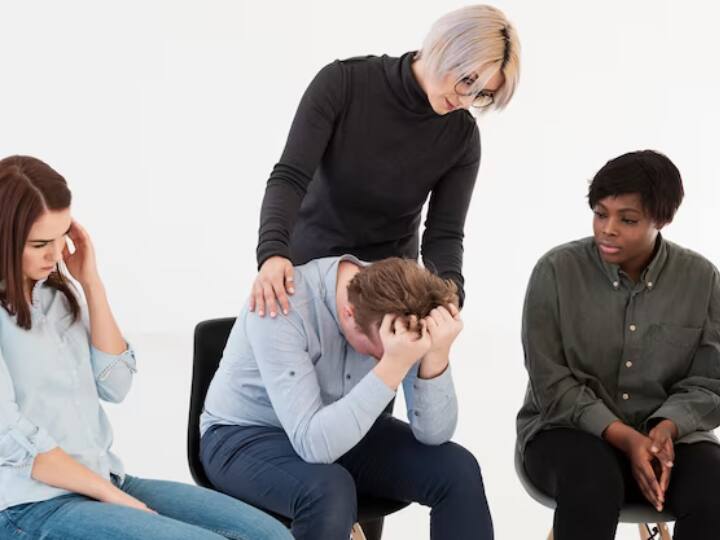 इमरजेंसी और अपनों का हवाला देकर भी पैसे ठगे जा रहे हैं. स्कैमर्स लोगों को उनके सगे के इमरजेंसी में होने का झूठा बहाना बनाकर भी पैसे ठग रहे हैं. जब भी आपके पास ऐसी कॉल या एमएमएस आए तो हमेशा पहले सारी जानकारी चेक करें और तभी कोई एक्शन लें.