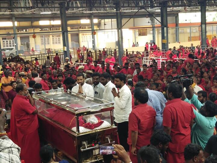 நடிகர் சந்தானம் பங்காரு அடிகளார் உடலுக்கு நேரில் அஞ்சலி