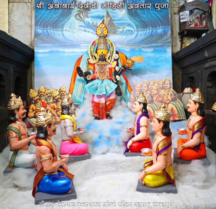 यामध्ये धन्वंतरी अमृत कलश हातात घेऊन प्रकट झाले. हा अमृत कलश दैत्य बळजबरीने काढून घेऊ लागले.