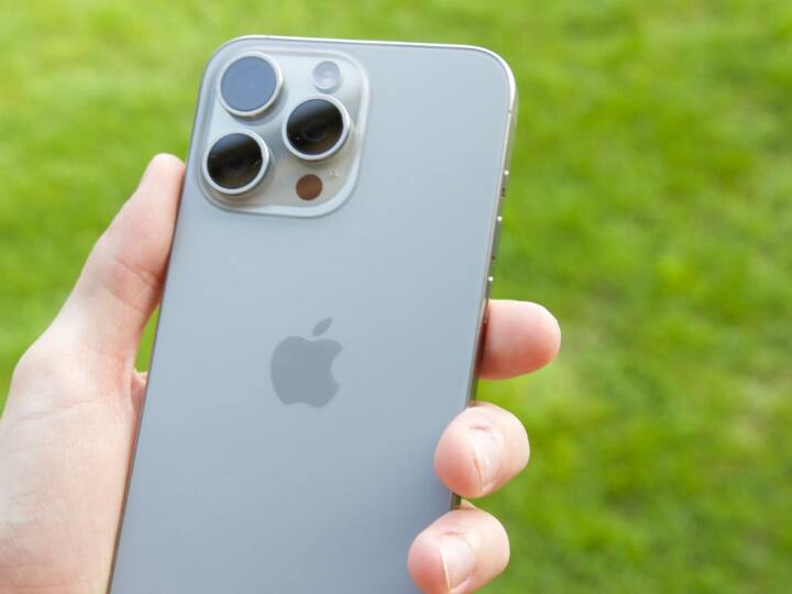 आईफोन 15 प्रो मैक्स भी वनप्लस ओपन को कंपटीशन देगा. वनप्लस की तुलना में ये स्मार्टफोन सस्ता है और उसमें आपको 5x ऑप्टिकल जूम लेंस मिलता है.