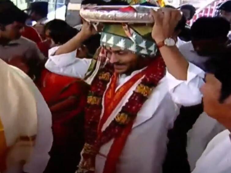 AP CM YS Jagan Offering Pattu Vastralu to Kanaka Durga Temple at Vijayawada Vijayawada: దుర్గమ్మకు పట్టు వస్త్రాలు సమర్పించిన సీఎం జగన్