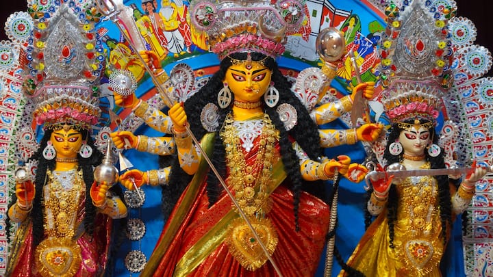 সপ্তমীতে ভোরবেলা হবে নবপত্রিকা স্নান। সন্ধেয় হবে সন্ধ্যা আরতি। অষ্টমীতে বাকি সব নিয়মের সঙ্গেই হবে কুমারী পুজো। এই পুজো দেখার জন্য উপচে পড়ে ভিড়।