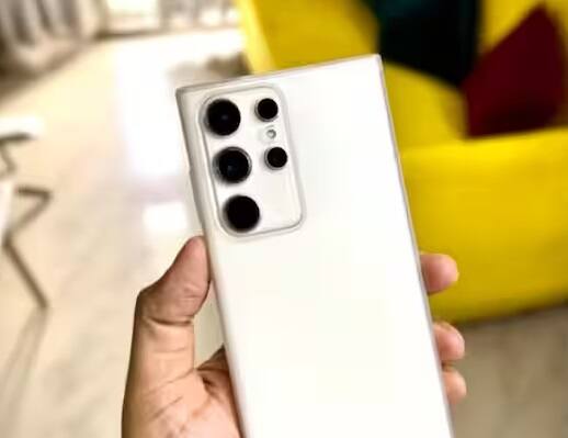Samsung Galaxy S23 Ultra એક એવો પ્રીમિયમ ફોન છે જેમાં તમને ઘણુ બધુ મળે છે. પછી તે બેટરી હોય, પરફોર્મન્સ હોય કે કેમેરા. આ ફોનની કિંમત 1,04,999 રૂપિયા છે.