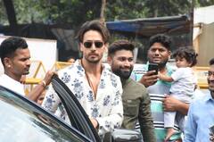 Ganpath की सफलता की कामना लेकर नंगे पांव बप्पा की शरण में पहुंचे Tiger Shroff, एक्टर ने सिद्धिविनायक मंदिर में टेका माथा