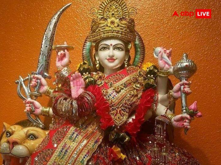 नवरात्रि के पूरे नौ दिनों में महाअष्टमी की पूजा महत्वपूर्ण मानी जाती है. क्योंकि इस दिन हुई छोटी सी भूल से भी पूरे आठ दिनों की पूजा का फल खत्म हो सकता है. इसलिए इस बात का ध्यान रखें कि, अष्टमी तिथि पर जाने-अनजाने में आपसे कोई भूल न हो. आइए जानते हैं दुर्गाष्टमी या महाअष्टमी के आपको किन गलतियों से बचना चाहिए.