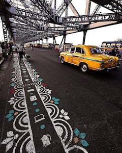 Citizens Of Kolkata Paint Beautiful Alpana On Howrah Bridge For The First Time To Welcome Maa Durga