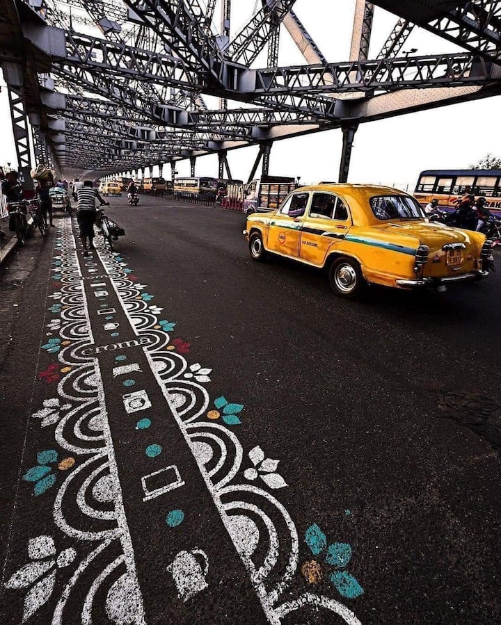 For the first time, Howrah Bridge gets all decked up during puja with a colourful alpana welcoming Maa Durga to the 'City Of Joy'.(Image Source: Twitter/@Appi47931128)