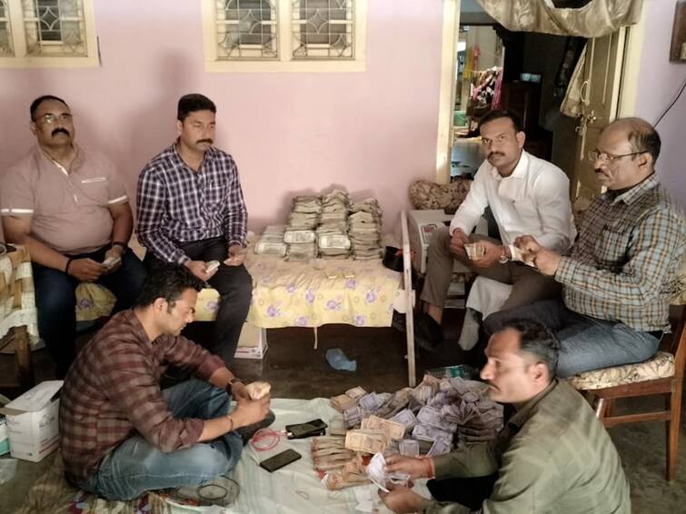 nagpur online gaming fraud case police raid gondia 1 34 crore cash and 3 kg gold seized Online Fraud : ऑनलाइन गेमिंग फसवणूक प्रकरण, नागपूर पोलिसांची गोंदियात छापेमारी, 1.35 कोटी रोकड आणि तीन किलो सोनं जप्त