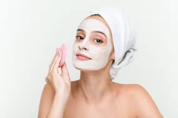 हवेच्या प्रदूषणात अनेक हानिकारक घटक आढळतात, जे त्वचेला नुकसान पोहोचवण्यासाठी पुरेसे असतात. अशा परिस्थितीत प्रदूषण विरोधी फेस मास्क वापरल्याने तुमचा चेहरा वाचू शकतो. यामुळे चेहऱ्यावरील खडबडीतपणा दूर होईल.