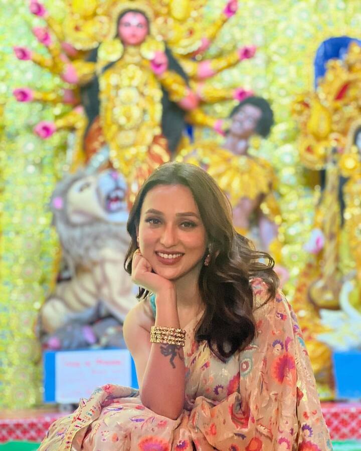 সোশ্যাল মিডিয়ায় মিমি শেয়ারও করে নিয়েছেন সেই ছবি। মন্ডপের কাজে ব্যস্ত, সবার সঙ্গে মিলেমিশে আনন্দ করে মিমি যেন পাশের বাড়ির মেয়ে। রয়েছেন মিমির বাবা-মা ও পরিবারও।