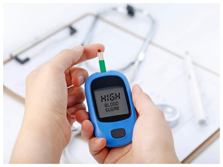 सब्जा सीड्स बीजों में भरपूर मात्रा में फाइबर पाया जाता है जो पाचन क्रिया को अनुकूल बनाकर रक्त शर्करा स्तर को संतुलित रखने में मदद करता है.इन बीजों में मौजूद मैग्नीशियम और मैंगनीज जैसे मिनरल्स भी रक्त शर्करा के स्तर को कंट्रोल करने में सहायक होते हैं.