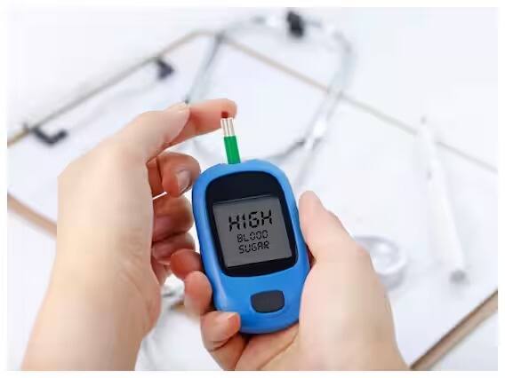 सब्जाच्या बियांमध्ये ओमेगा-3 फॅटी अॅसिड, फायबर आढळतात जे कोलेस्ट्रॉल कमी करण्यास मदत करतात. ओमेगा-3 फॅटी खराब कोलेस्ट्रॉल कमी करतात आणि एचडीएल म्हणजेच चांगले कोलेस्ट्रॉल वाढवतात.