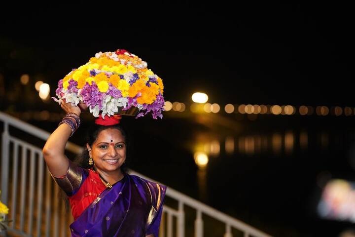 నిజామాబాద్ లో మా ఇంట్లో బతుకమ్మ జరుపుకోవడం సంతోషంగా ఉందన్నారు.