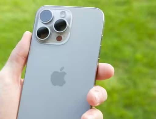 iPhone 15 Pro Max પણ OnePlus ઓપનને ટક્કર આપશે. આ સ્માર્ટફોન OnePlus કરતા સસ્તો છે અને તમને તેમાં 5x ઓપ્ટિકલ ઝૂમ લેન્સ મળે છે.