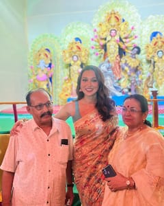 Mimi Chakraborty: প্রতিমা আসতেই মণ্ডপে হাজির, ঢাক বাজিয়ে, গল্পে-আড্ডায় পুজো শুরু মিমির