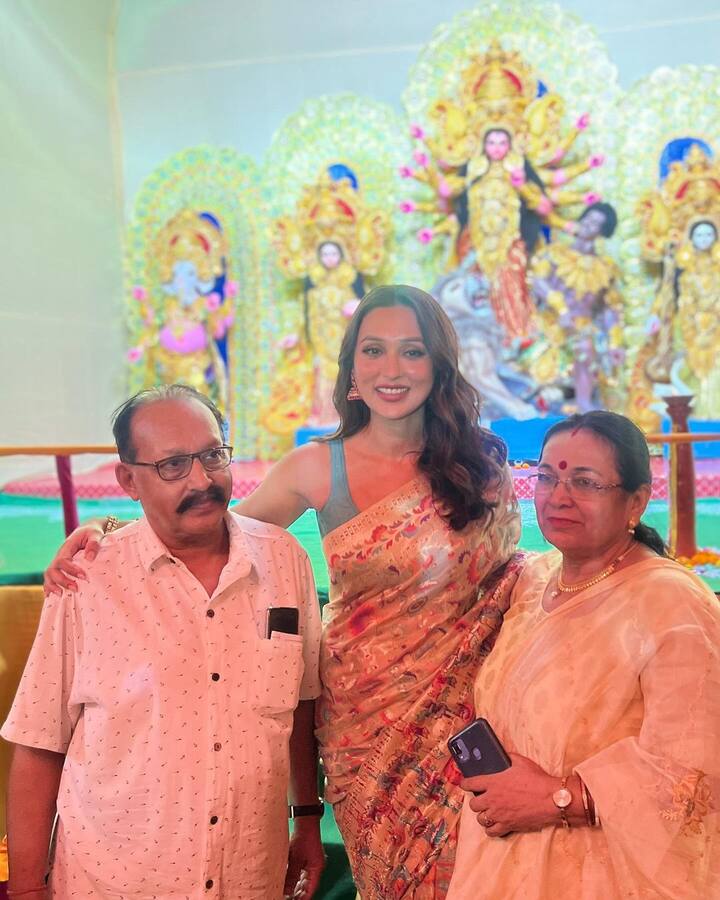 তিলোত্তমা মেতে উঠেছে শারদ উৎসবে। আজ ষষ্ঠী। তবে এখন মহালয়া থেকেই কার্যত ঠাকুর দেখার জনজোয়ার নামে পথে।