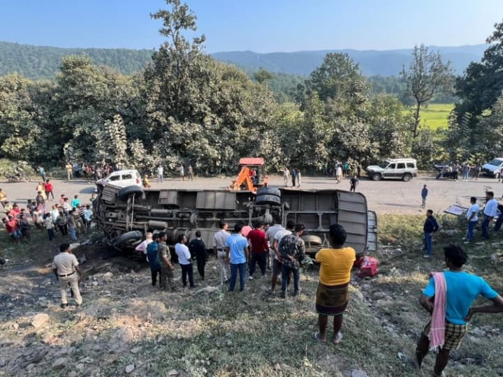 Bus falls into 30 feet deep ditch in Bilaspur, 2 dead, 20 injured ann Bilaspur News: बिलासपुर में बड़ा सड़क हादसा, 30 फीट गहरी खाई में गिरी बस, 2 की मौत, 20 घायल
