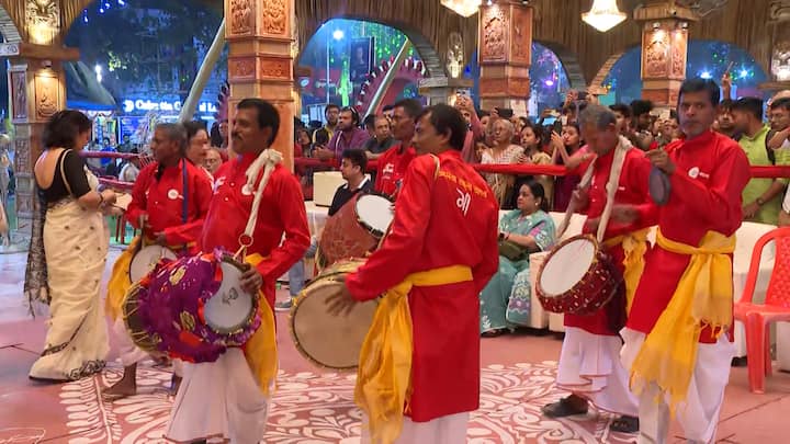 এবারও ব্যতিক্রম হল না। মহাষষ্ঠীর সন্ধে থেকেই বহু মানুষ ভিড় জমিয়েছেন ম্যাডক্স স্কোয়ারে।