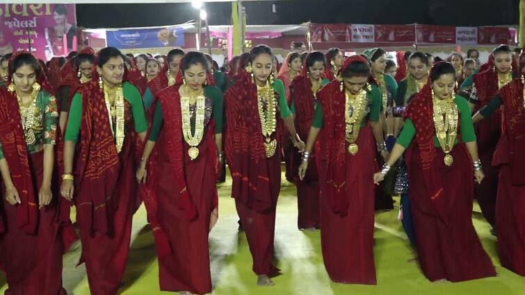 In Porbandar, women and men play Maniaro Raas, women wear 200 grams of gold and play Garba. અહીં 20-20 તોલા સોનાનાં દાગીના પહીરને મહિલાઓ રમે છે રાસ, જાણો આ અનોખા ગરબા વિશે