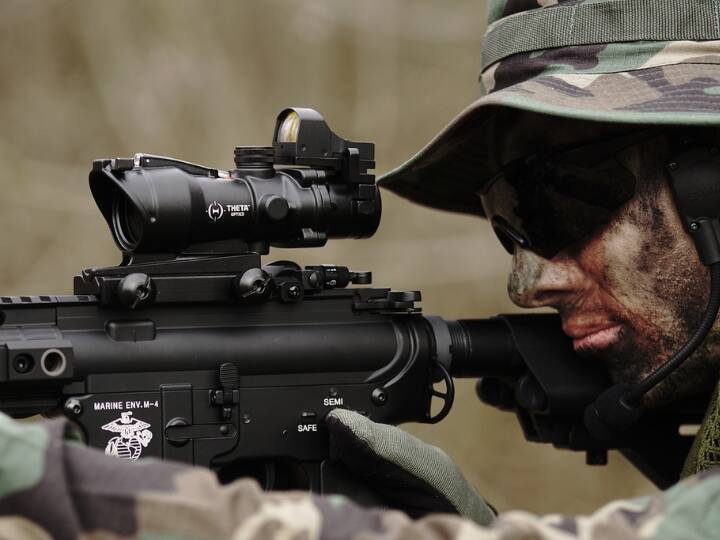 इस फोर्स की ट्रेनिंग इतनी कठिन होती है कि कोई आम इंसान इस ट्रेनिंग में दो दिन भी नहीं टिक सकता. आपको बता दें, इंडियन नेवी के मार्कोस कमांडो फोर्स का गठन 1987 में हुआ था.