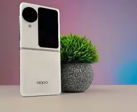 Oppo Find N3 Flip: આ સ્માર્ટફોન તાજેતરમાં લોન્ચ કરવામાં આવ્યો છે. તેની કિંમત 94,999 રૂપિયા છે. આમાં તમને ટ્રિપલ કેમેરા સેટઅપ અને મીડિયાટેક ડાયમેન્સિટી 9200 ચિપસેટનો સપોર્ટ મળે છે. ફોનમાં 44 વોટ ફાસ્ટ ચાર્જિંગ સાથે 4300 mAh બેટરી છે.