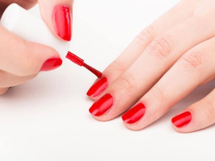 नेलपॉलिश को सही तरीके से लगाने के उपयुक्त नुस्खे(tips to apply nail polish  perfectly in hindi) - Glow Gyan