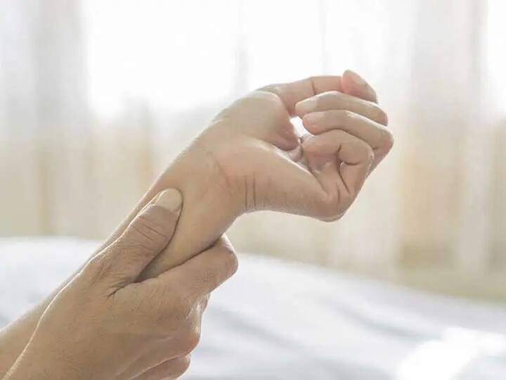 Arthritis : સંધિવા રોગ જે સાંધા, હાડકાં અને શરીરના અન્ય ભાગોમાં પીડા પેદા કરી શકે છે. આ સમસ્યા હવામાનમાં ફેરફાર અથવા ખોરાકમાં બેદરકારીને કારણે થઈ શકે છે.