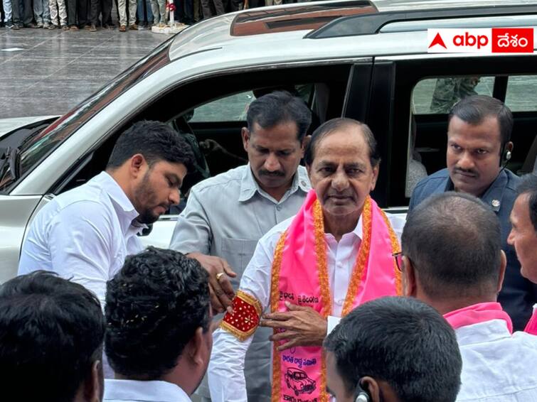 KCR assured the leaders that he will allocate one day a month to Gajwel from now on. Gajwel KCR : గజ్వేల్ నేతలతో కేసీఆర్ భేటీ - నెలకో రోజు కేటాయిస్తానని  హామీ !