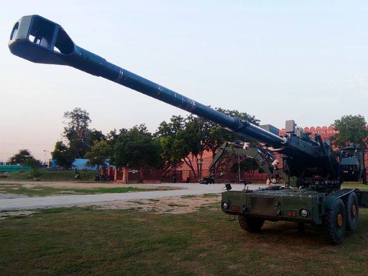 आजादी के बाद 26 जनवरी 1950 को डॉ राजेंद्र प्रसाद ने भारत के पहले राष्ट्रपति का पदभार संभाला. वह घोड़ा गाड़ी में सवार होकर राष्ट्रपति भवन से इरविन एम्फीथिएटर (मेजर ध्यानचंद स्टेडियम) देश के राष्ट्रपति को दी जाने वाली 21 तोपों की सलामी लेने आए थे.