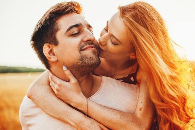 ससुराल पर भूलकर न करें कमेंट: जब दो लोग शादी के बंधन में बंधते हैं तो दो परिवार भी नजदीक आते हैं. ऐसे में एक-दूसरे की फैमिली पर कुछ भी बोलते समय शब्दों को सोच-समझकर ही बोलना चाहिए. हर परिवार का अपना तौर-तरीका होता है, इसलिए उसे कमतर आंकना गलत है. बात जब ससुराल की हो तो इससे और भी चबना चाहिए. इस बात का याद रखें कि जिस तरह आप अपनी फैमिली के बारें में कुछ भी नहीं सुन सकते हैं, वैसे ही सामने वाले के लिए भी उसके परिवार के बारें में कुछ भी सुनना आसान नहीं हो सकता है.