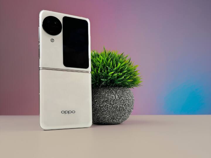 Oppo Find N3 Flip: इस स्मार्टफोन को अभी हाल ही में लॉन्च किया गया है. इसकी कीमत 94,999 रुपए है. इसमें आपको ट्रिपल कैमरा सेटअप और मीडियाटेक डाइमेंसिटी 9200 चिपसेट का सपोर्ट मिलता है. फोन में 4300 एमएएच की बैटरी 44 वॉट के फास्ट चार्जिंग के साथ दी गई है.