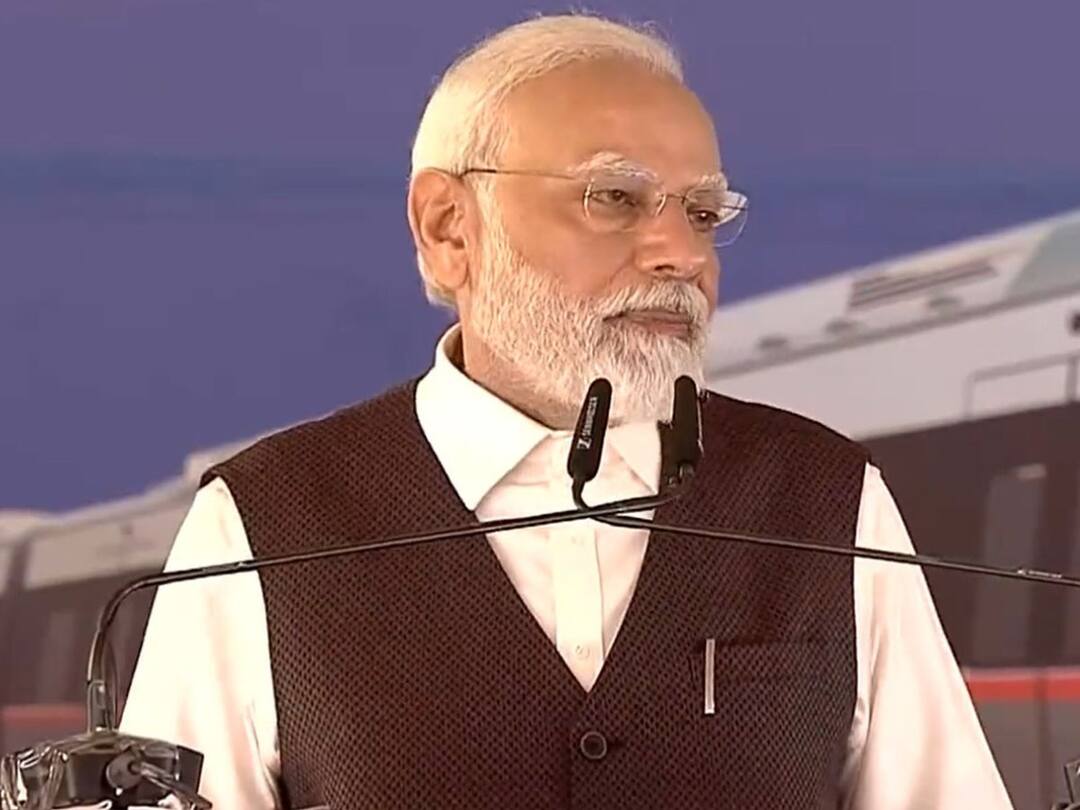 నా బాల్యమంతా రైల్వే ప్లాట్ఫామ్పైనే గడిచింది - ప్రధాని మోదీ భావోద్వేగం 'I spent my childhood on the railway platform', Says PM Modi As He Inaugurated First Rapid Train నా బాల్యమంతా రైల్వే ప్లాట్ఫామ్పైనే గడిచింది - ప్రధాని మోదీ భావోద్వేగం