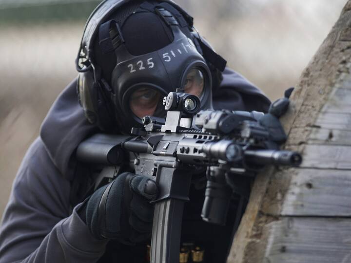 इनकी ट्रेनिंग इतनी खतरनाक होती है कि आधे से ज्यादा जवान ट्रेनिंग आधे में ही छोड़ देते हैं और कई बार कुछ जवान ट्रेनिंग के दौरान इतने बीमार पड़ जाते हैं कि उन्हें मेडिकल रीजन की वजह से बाहर कर दिया जाता है.