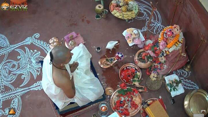আজ ষষ্ঠী। দেবীর বোধন। সপরিবারে উমার পিতৃগৃহে আগমনের দিন৷ বোধনের পর দেবীর অধিবাস৷ বিল্ববৃক্ষের তলায় দেবীর আরাধনা৷