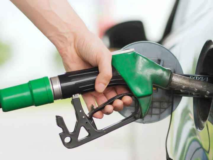 नोएडा में सस्ता तो वाराणसी में महंगा हुआ पेट्रोल और डीजल, कच्चे तेल के दाम में भी उछाल 