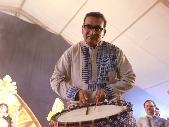 In addition to Shivamani, Abhijeet Bhattacharya also tried his hand on the 'Dhak'. (Image Source: Facebook/Abhijeet Bhattacharya)