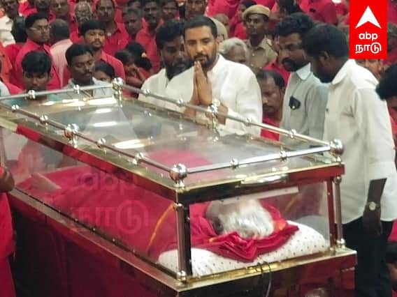Actor Santhanam pays homage to Bangaru Adigal : рокроЩрпНроХро╛ро░рпБ роЕроЯро┐роХро│ро╛ро░рпН роЙроЯро▓рпИ рокро╛ро░рпНродрпНродрпБ роХро▓роЩрпНроХро┐роп роЪроирпНродро╛ройроорпН!